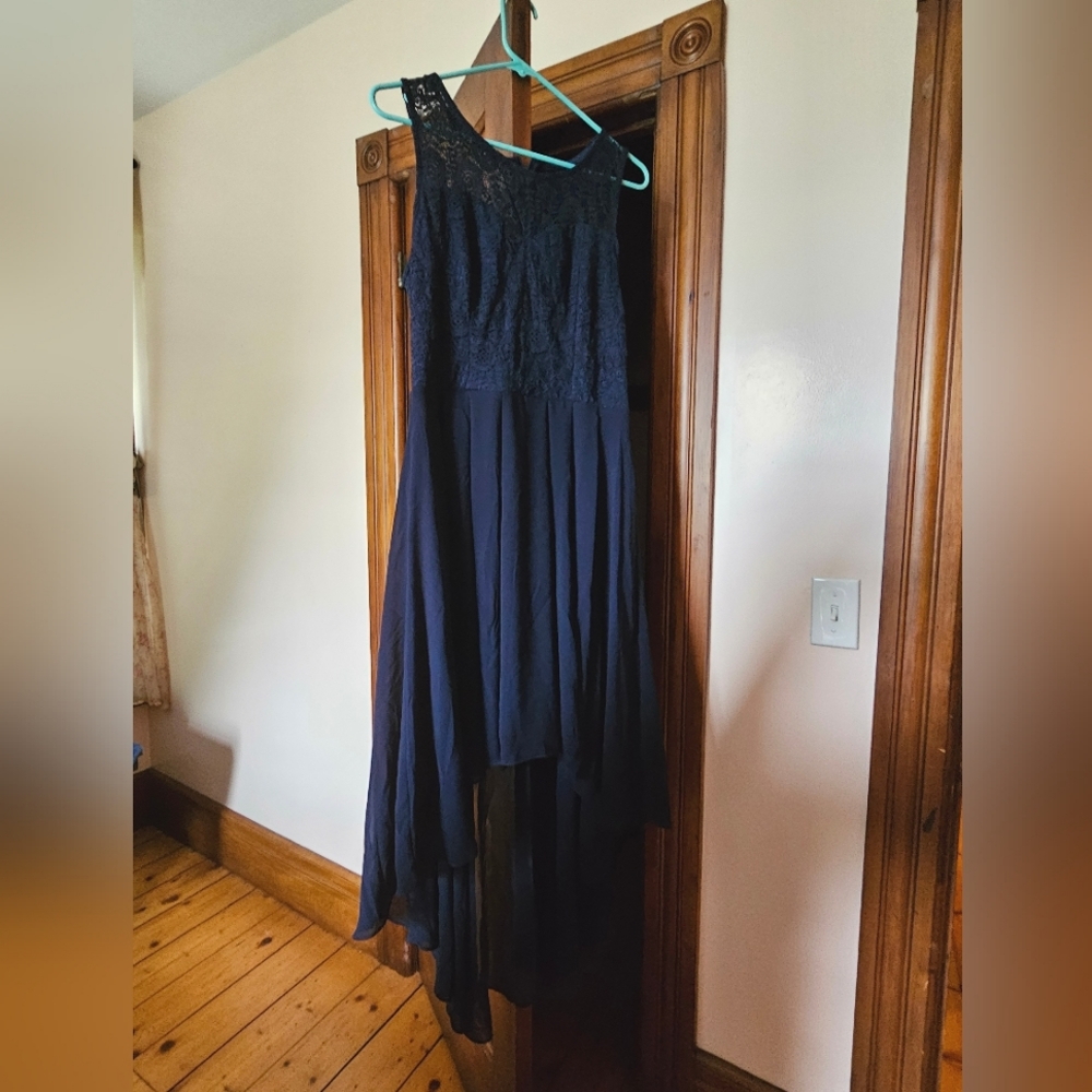 Black dress with short trian